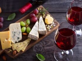 Tábua de queijos e vinhos