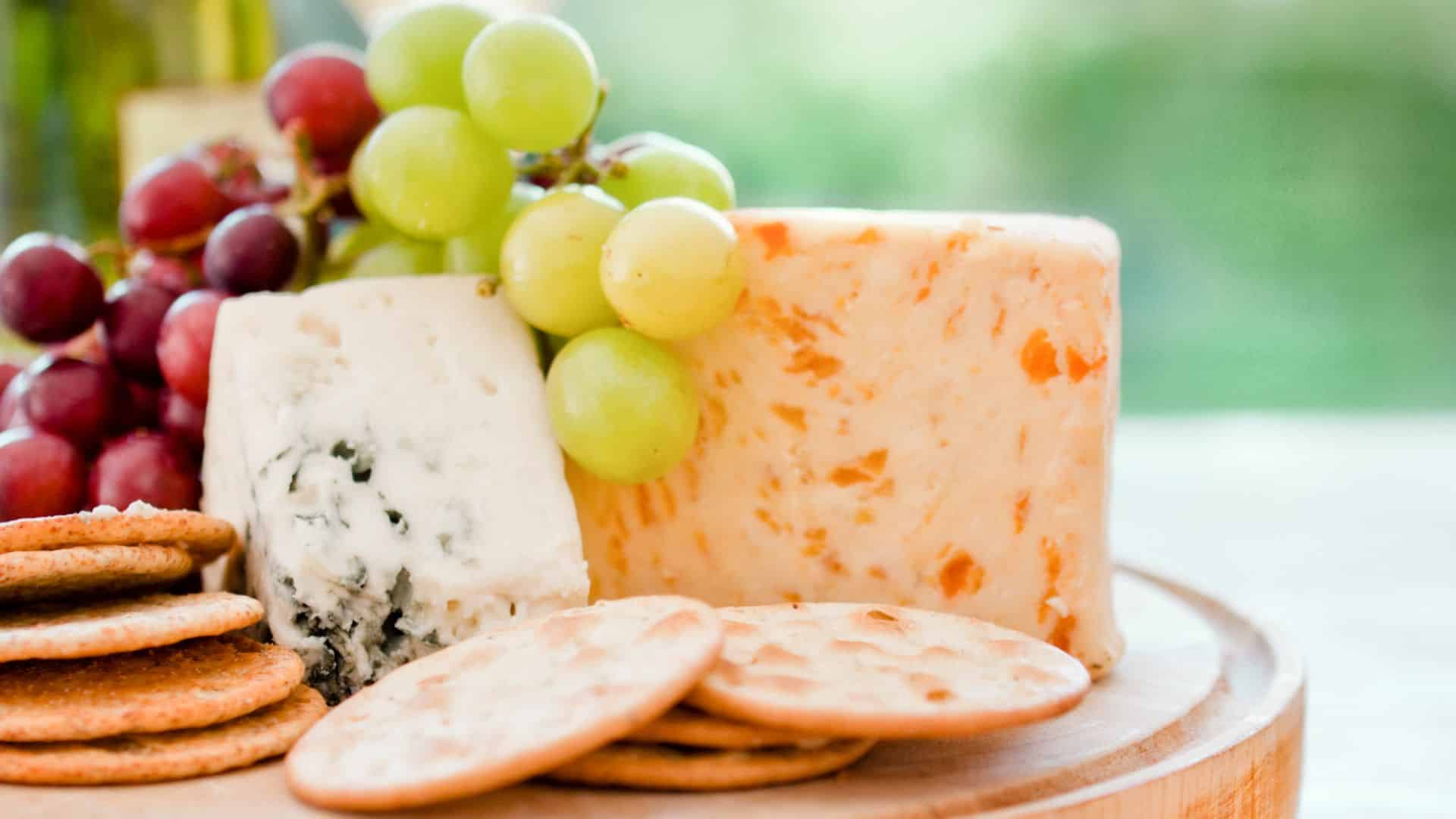 Tábua de queijos e vinhos