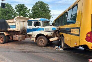 De acordo com as informações iniciais, o acidente provocou a interdição parcial da rodovia, demandando a implementação de desvio do tráfego pela rotatória no sentido norte.