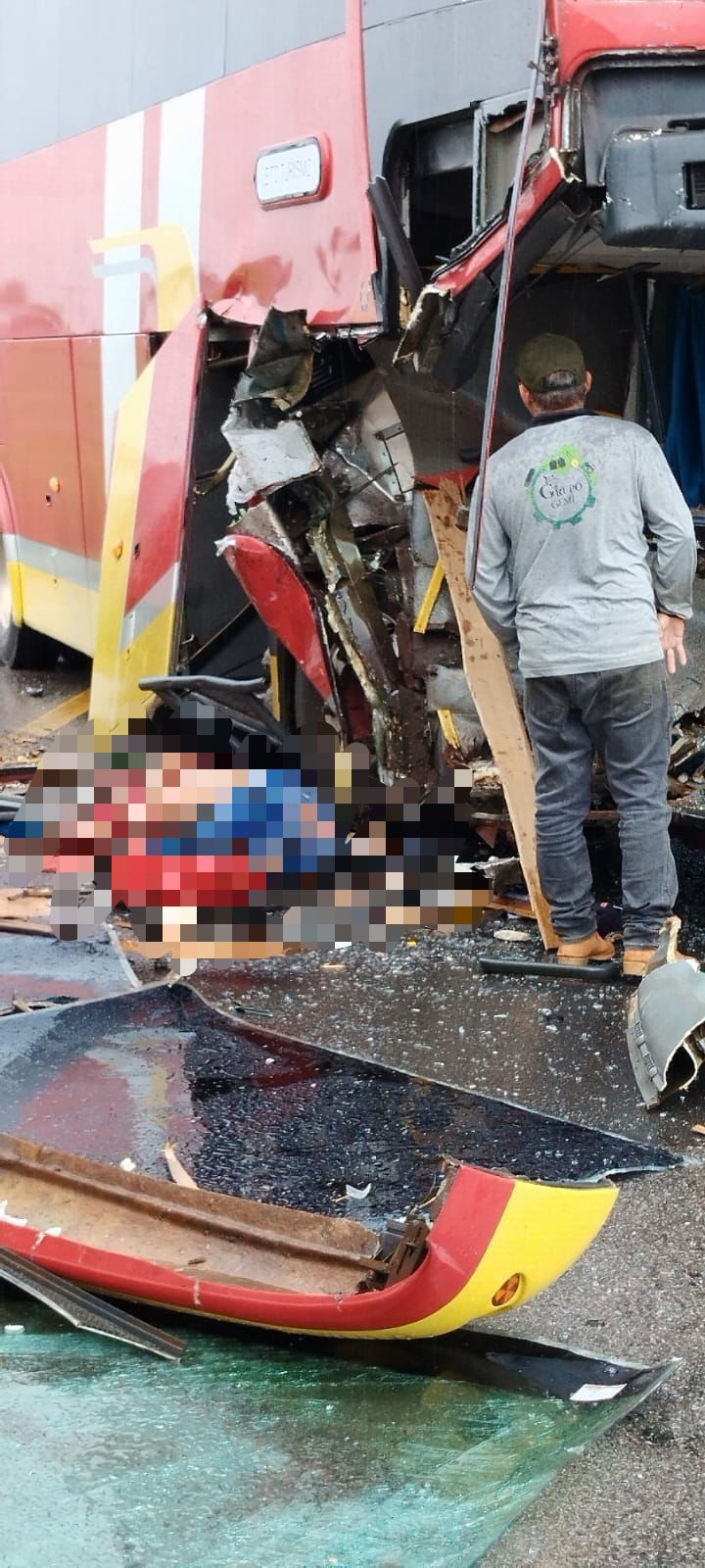 Acidente na BR-163 entre ônibus e carreta deixa um morto e vários feridos 10 WhatsApp Image 2023 12 21 at 11.52.08
