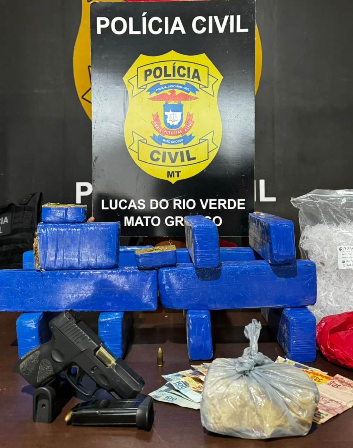 Operação policial em Lucas do Rio Verde resulta na prisão de suspeito e apreensão de drogas e armas
