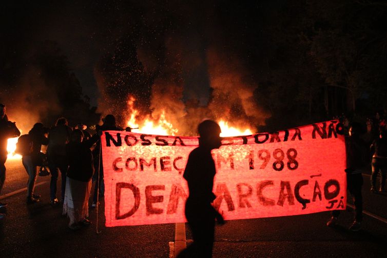 São Paulo (SP), 30/05/2023 - Interdição da rodovia Bandeirantes pelos indígenas do Jaraguá contra a PL 490 do marco temporal. Foto: Rovena Rosa/Agência Brasil