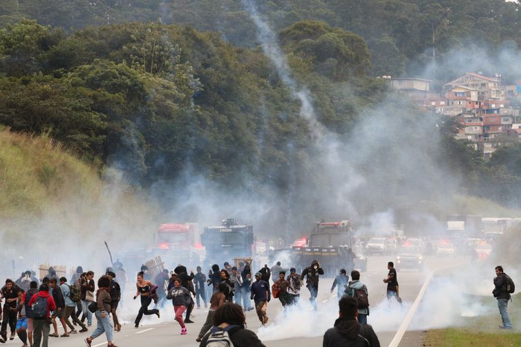 São Paulo (SP), 30/05/2023 - A polícia militar atira bombas de gás lacrimogêneo contra manifestantes guaranis do Jaraguá que protestavam contra o PL 490 do marco temporal na rodovia dos Bandeirantes. Foto: Rovena Rosa/Agência Brasil