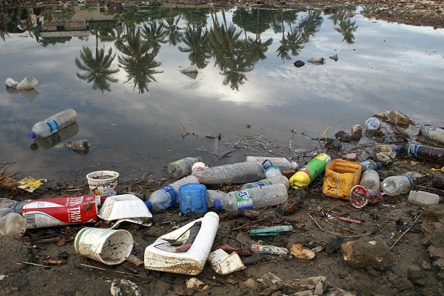 A poluição provocada pelos plásticos é uma tragédia ambiental global que contamina o solo e os mares Por: Photo: Martine Perret/ONU Meio Ambiente