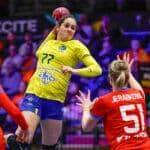 Brasília (DF) 10/12/2023 – A jogadora brasileira Kelly disputa bola durante partida entre Brasil bate Rep. Tcheca, mas está fora do Mundial de Handebol feminino Foto: IHF/Divulgação