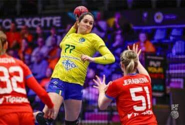 Brasília (DF) 10/12/2023 – A jogadora brasileira Kelly disputa bola durante partida entre Brasil bate Rep. Tcheca, mas está fora do Mundial de Handebol feminino Foto: IHF/Divulgação