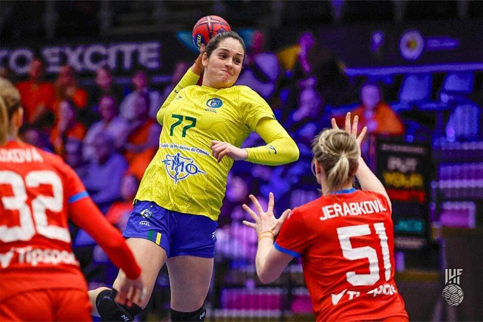 Brasília (DF) 10/12/2023 – A jogadora brasileira Kelly disputa bola durante partida entre Brasil bate Rep. Tcheca, mas está fora do Mundial de Handebol feminino Foto: IHF/Divulgação