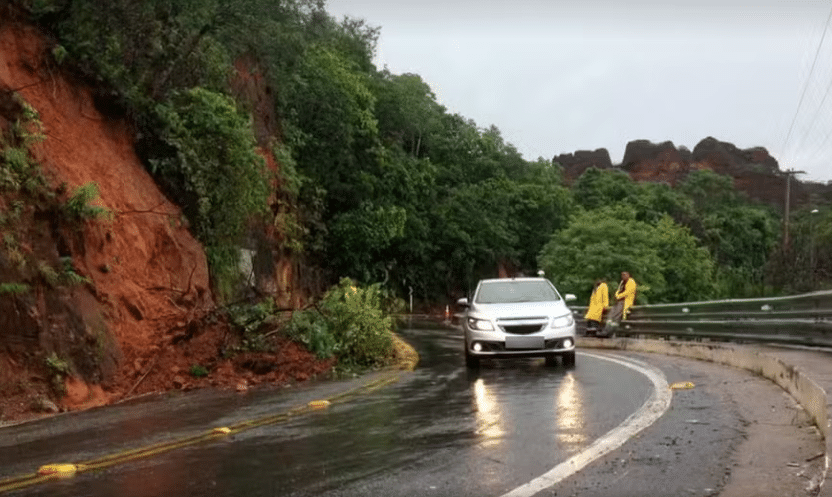Chuvas fortes interditam trecho da MT-251 em Chapada dos Guimarães, principal acesso à cidade turística