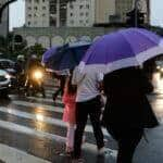 São Paulo (SP),14/03/2023 - Pessoas se protegem da chuva que deixa São Paulo em estado de atenção no final da tarde, na Avenida Pompéia. Foto: Fernando Frazão/Agência Brasil