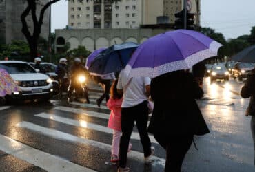 São Paulo (SP),14/03/2023 - Pessoas se protegem da chuva que deixa São Paulo em estado de atenção no final da tarde, na Avenida Pompéia. Foto: Fernando Frazão/Agência Brasil