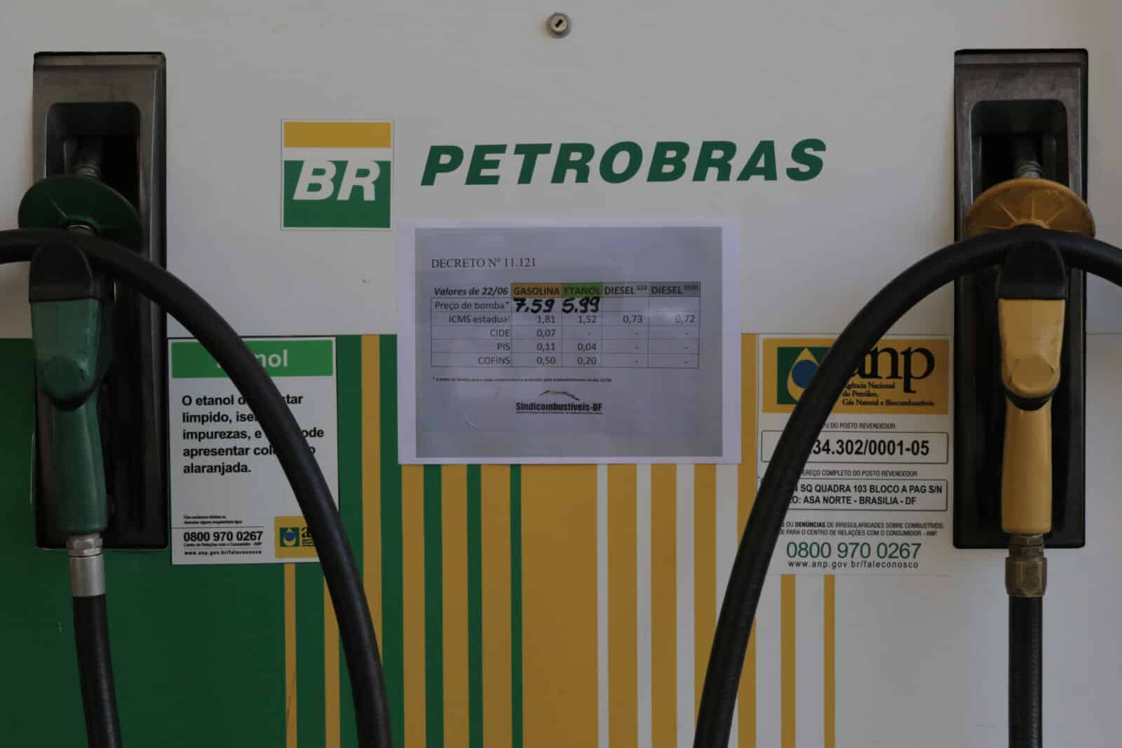 Postos de combustíveis do DF exibem tabelas afixadas nas bombas mostrando os preços anteriores dos produtos Por: Fabio Rodrigues-Pozzebom/ Agência Brasil