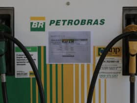 Postos de combustíveis do DF exibem tabelas afixadas nas bombas mostrando os preços anteriores dos produtos Por: Fabio Rodrigues-Pozzebom/ Agência Brasil
