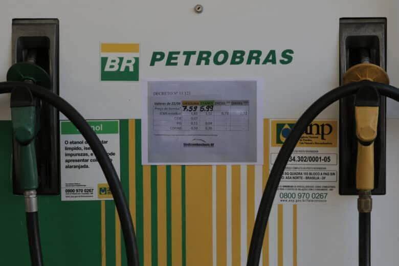 Postos de combustíveis do DF exibem tabelas afixadas nas bombas mostrando os preços anteriores dos produtos Por: Fabio Rodrigues-Pozzebom/ Agência Brasil