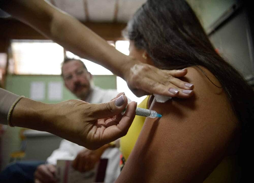 Brasília - Alunas do Centro de Ensino Fundamental 25, em Ceilândia, são vacinadas contra o papiloma vírus humano - HPV (Marcelo Camargo/Agência Brasil)