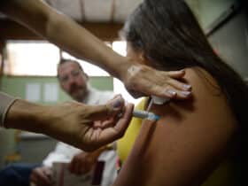 Brasília - Alunas do Centro de Ensino Fundamental 25, em Ceilândia, são vacinadas contra o papiloma vírus humano - HPV (Marcelo Camargo/Agência Brasil)