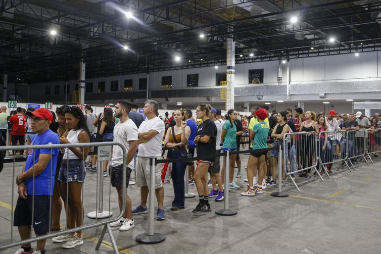 São Paulo (SP) 27/12/2023 .- Os kits para a corrida de São Silvestre, que ocorre neste domingo (31) em São Paulo, começam a ser entregues no Expo Center Norte, no Pavilhão Azul. Corredor Francisco que irá correr fantasiado de boxeador. Foto: Paulo Pinto/Agência Brasil