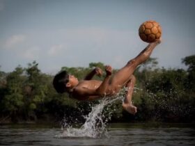 Fotografia de jovem indígena em momento único vence 1º Concurso do Museu do Futebol