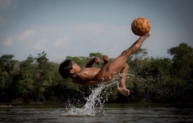 Fotografia de jovem indígena em momento único vence 1º Concurso do Museu do Futebol