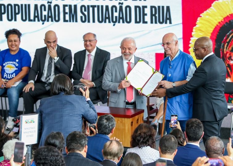 Brasília (DF), 11/12/2023, O presidente Luiz Inácio Lula da Silva, o padre Júlio Lancellotti, e o ministro Silvio Almeida, durante o lançamento do Plano Ruas Visíveis - Pelo direito ao futuro da população em situação de rua, no Palácio do Planalto. A iniciativa faz parte da celebração dos 75 anos da Declaração Universal dos Direitos Humanos e do Dia Internacional dos Direitos Humanos, comemorados ontem (10) em todo o mundo. Foto: Jose Cruz/Agência Brasil