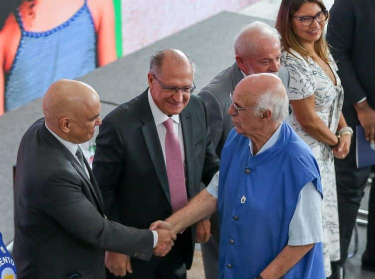 Brasília (DF), 11/12/2023, O padre Júlio Lancellotti, cumprimenta o presidente do TSE, Alexandre de Moraes, durante o lançamento do Plano Ruas Visíveis - Pelo direito ao futuro da população em situação de rua, no Palácio do Planalto. A iniciativa faz parte da celebração dos 75 anos da Declaração Universal dos Direitos Humanos e do Dia Internacional dos Direitos Humanos, comemorados ontem (10) em todo o mundo. Foto: Jose Cruz/Agência Brasil