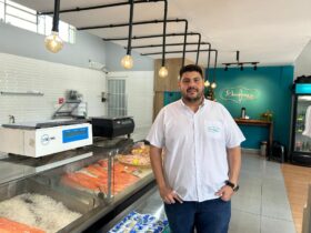 Empresário Yasser Caldeira, proprietário da Dona Fresca Pescados, contou com apoio para investir no negócio - Foto por: Assessoria