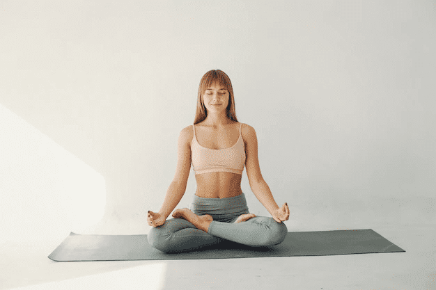 4 posturas de yoga para manter o condicionamento físico no verão - Portal  EdiCase