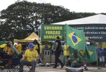 Manifestação em frente ao Quartel General do Exército em Brasília Por: Valter Campanato/Agência Brasil