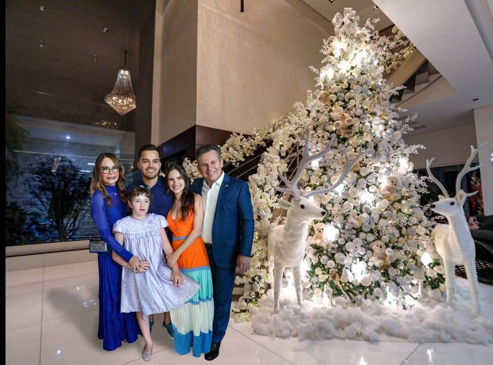Primeira-dama de MT Virginia Mendes, governador Mauro Mendes e os filhos: Ana Mendes, Luis Antonio e Maria Luiza Crédito - Jana Pessôa