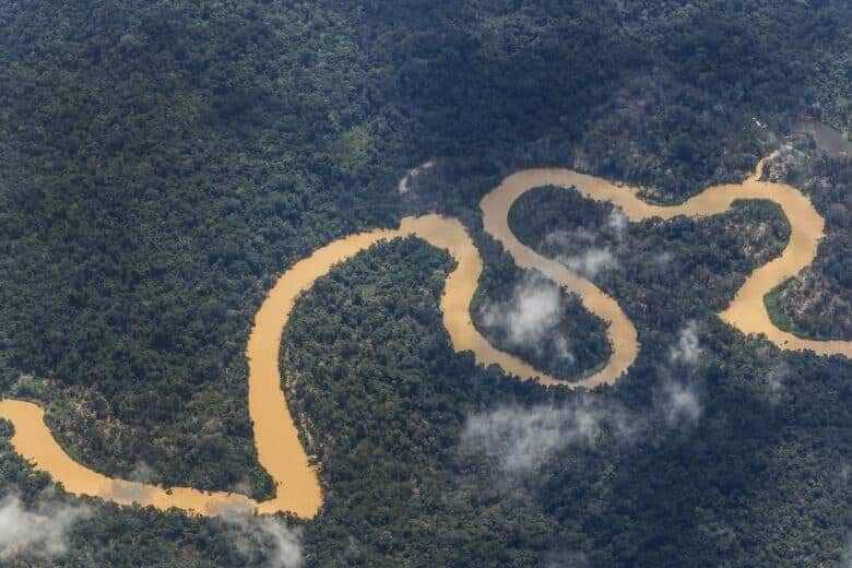 Rios contaminados têm coloração e margem afetadas pela atuação de garimpo ilegal na região do Surucucu, dentro da Terra Indígena Yanomami, Oeste de Roraima, avistados em sobrevoo da Força Aéra Brasileira para lançamendo de suprimentos. Foto: Fernando Frazão/Agência Brasil