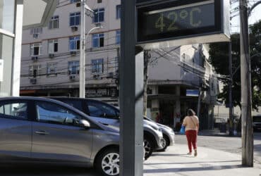Termômetro de rua na Tijuca registra a onda de calor que atinge a cidade do Rio de Janeiro. Por: Fernando Frazão/Agência Brasil