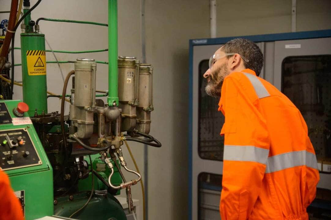 Rio de Janeiro (RJ), 25/10/2023 – O técnico de laboratório da Petrobras, Leandro Carvalho durante apresentação da nova Gasolina Podium, no Centro de Pesquisas, Desenvolvimento e Inovação Leopoldo Américo Miguez de Mello (Cenpes), na Ilha do Fundão, zona norte da capital fluminense. Foto: Tomaz Silva/Agência Brasil