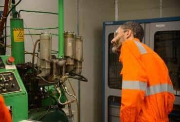 Rio de Janeiro (RJ), 25/10/2023 – O técnico de laboratório da Petrobras, Leandro Carvalho durante apresentação da nova Gasolina Podium, no Centro de Pesquisas, Desenvolvimento e Inovação Leopoldo Américo Miguez de Mello (Cenpes), na Ilha do Fundão, zona norte da capital fluminense. Foto: Tomaz Silva/Agência Brasil