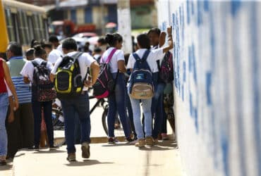 Alunos saindo de escola na Estrutural, no Distrito Federal Por: Marcelo Camargo/Agência Brasil