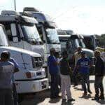 Caminhoneiros realizam protesto contra a alta no preço do combustível e uma resolução do Contran que obriga a colocar dispositivos de segurança nas caçambas. Por: Marcelo Camargo/Agência Brasil