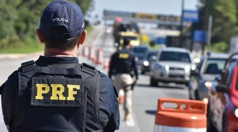 A Polícia Rodoviária Federal (PRF) inicia nesta sexta-feira a Operação Finados 2021. Durante todo o feriado prolongado, a instituição reforçará o policiamento ostensivo em locais e horários de maior incidência de acidentes graves e de