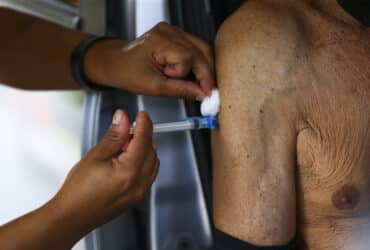 Vacinação drive-thru contra a covid-19 no Parque da Cidade, em Brasília. Por: Marcelo Camargo/Agência Brasil