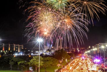 Fogos de artifício na Esplanada dos Ministérios em Brasília Por: Marcello Casal jr/Agência Brasil