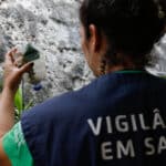 São Paulo (SP), 30/03/2023 - Agentes de vigilância em saúde fiscalizam e orientam moradores sobre focos do mosquito Aedes aegypti, transmissor da dengue, em Perdizes. Foto: Fernando Frazão/Agência Brasil