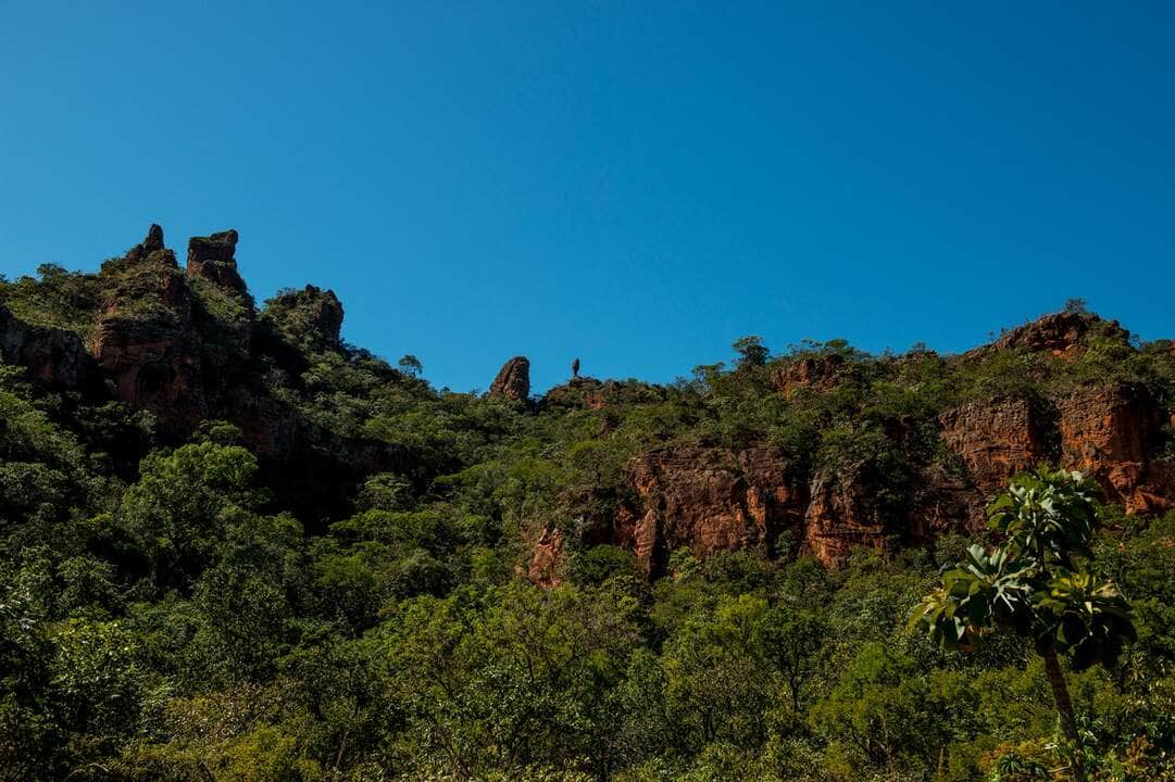 https://www.cenariomt.com.br/mato-grosso/rodovia-e-totalmente-interditada-devido-as-chuvas-intensas-na-regiao-do-portao-do-inferno/