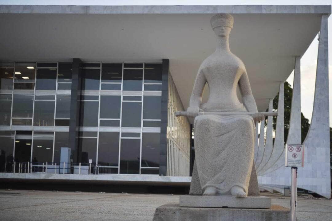 Fachada do Supremo Tribunal Federal (STF) com estátua A Justiça, de Alfredo Ceschiatti, em primeiro plano. Por: Marcello Casal JrAgência Brasil