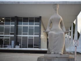 Fachada do Supremo Tribunal Federal (STF) com estátua A Justiça, de Alfredo Ceschiatti, em primeiro plano. Por: Marcello Casal JrAgência Brasil