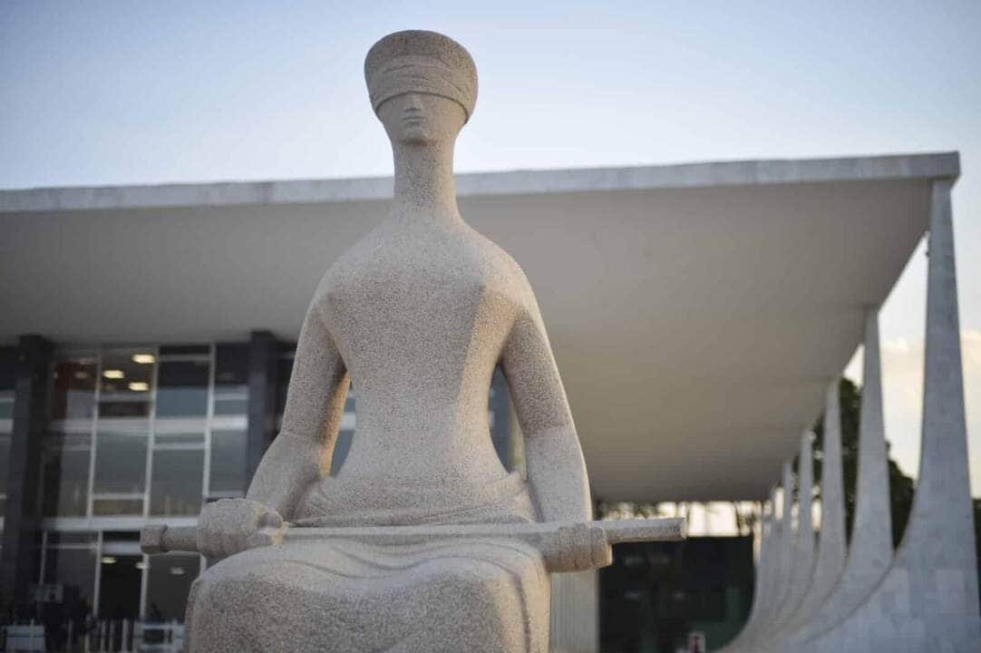Fachada do Supremo Tribunal Federal (STF) com estátua A Justiça, de Alfredo Ceschiatti, em primeiro plano. Por: Marcello Casal JrAgência Brasil
