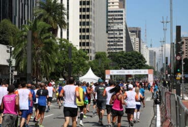 Linha de chegada dos corredores amadores da 97ª Corrida Internacional São Silvestre, na Avenida Paulista. Por: Rovena Rosa/Agência Brasil