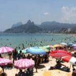 Arpoador e praia de Ipanema são tomadas por banhistas nesta segunda-feira de sol intenso no verão carioca. Por: Tânia Rêgo/Agência Brasil