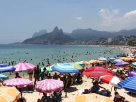 Arpoador e praia de Ipanema são tomadas por banhistas nesta segunda-feira de sol intenso no verão carioca. Por: Tânia Rêgo/Agência Brasil