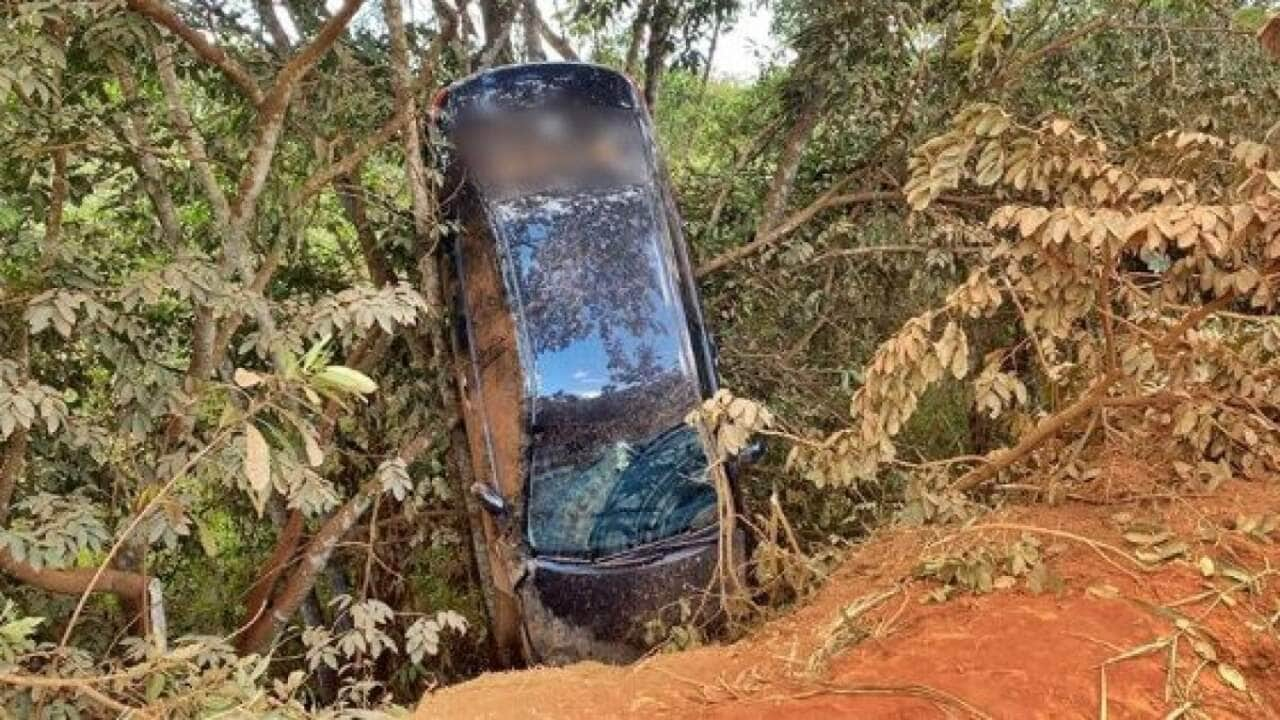 Carro capota e fica preso em árvores na MT-560 em Sorriso