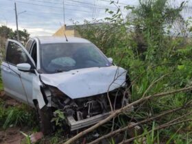 Motorista perde controle do veículo e invade terreno do aeroporto Marechal Cândido Rondon