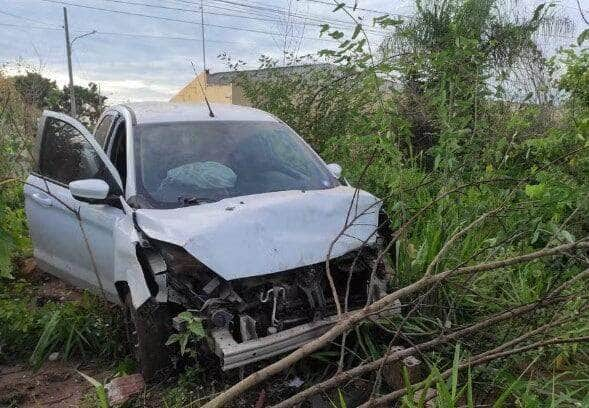 Motorista perde controle do veículo e invade terreno do aeroporto Marechal Cândido Rondon