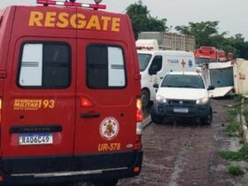 Ambulância tomba em rodovia de MT e deixa feridos durante chuva intensa