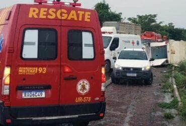 Ambulância tomba em rodovia de MT e deixa feridos durante chuva intensa